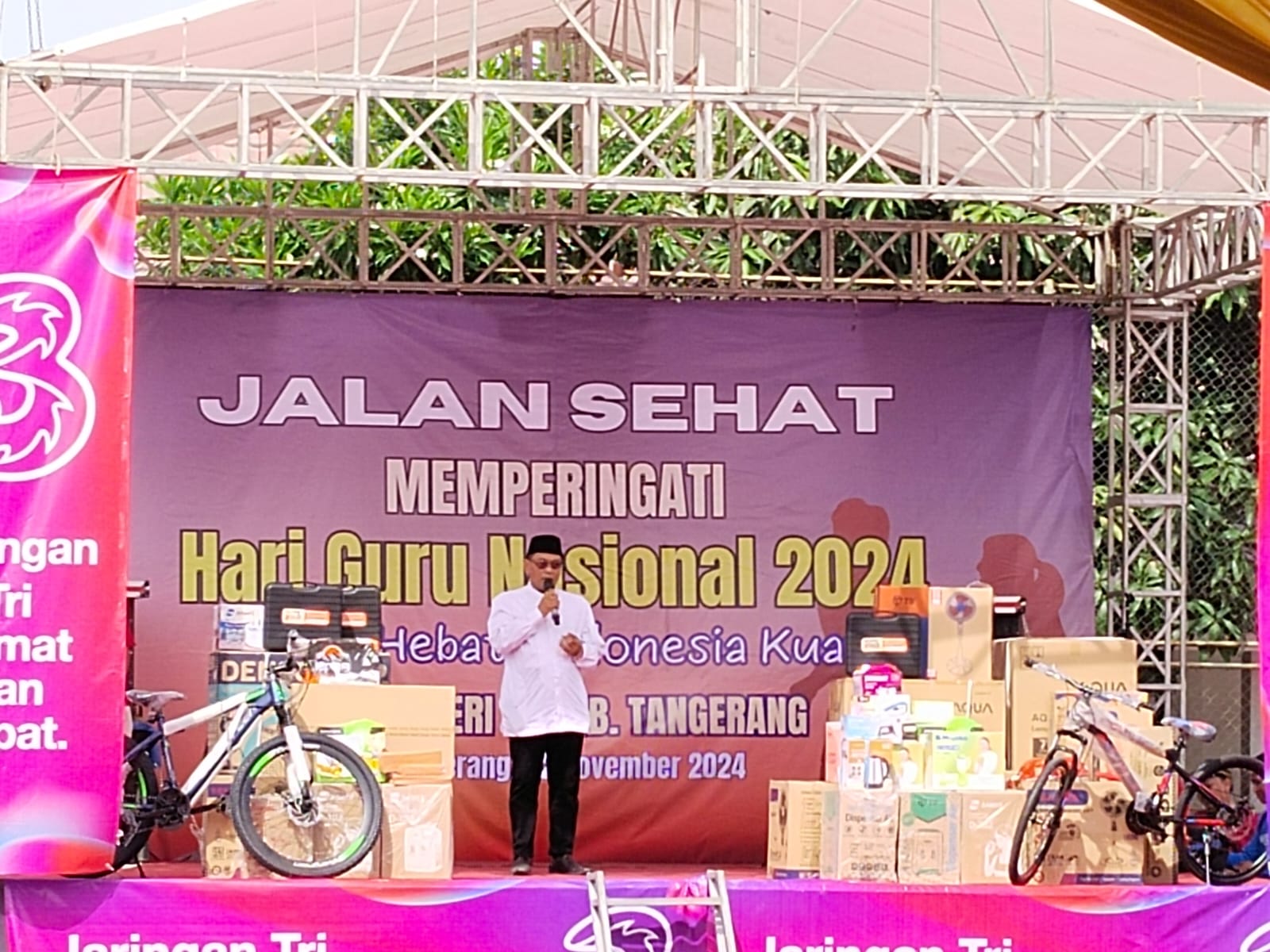 Memeriahkan Hari Guru Nasional 2024, SMKN 10 Kabupaten Tangerang Gelar Jalan Sehat