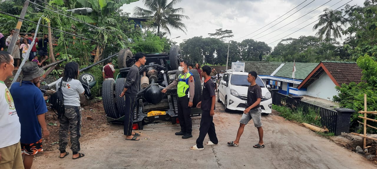 Tidak Bisa Kuasai Kendaraan, Truk Tanpa Muatan Terguling di Jalan Suruh-Karanggede